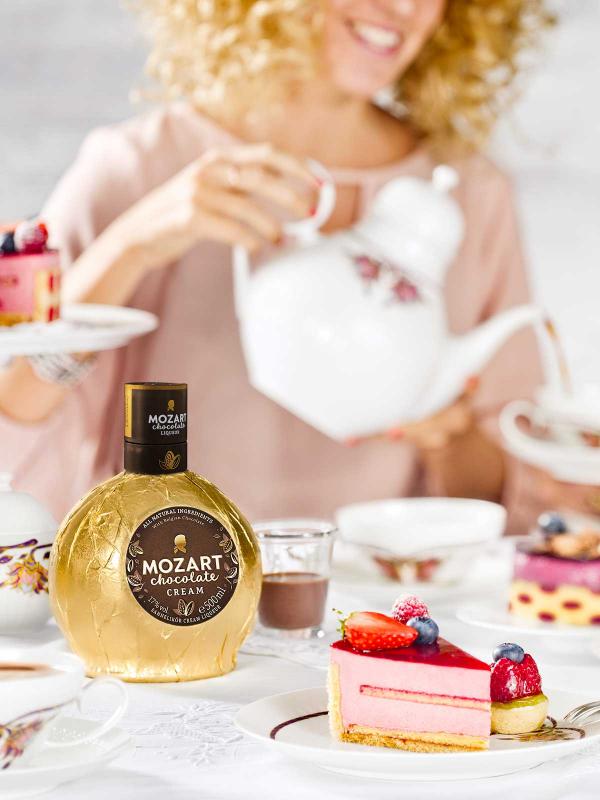 Junge Frau mit Mozart Cream Liqueur