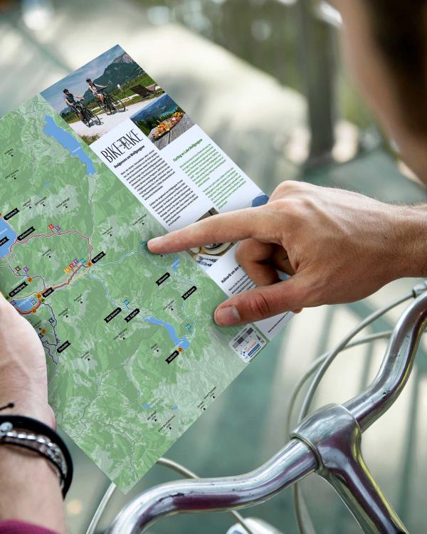 Mann sucht den Weg auf der Wolfgangsee Tourismus Radkarte