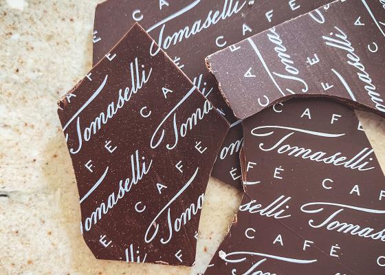 Schokolade mit dem Tomaselli Logo